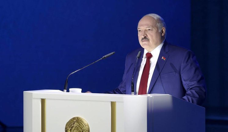 Лукашенко посоветовал белорусам "ковыряться в земле", чтобы "дури было меньше в голове"