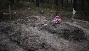 Последствия российской оккупации в Тростянце: могилы, руины и разбитая российская техника. ФОТОрепортаж