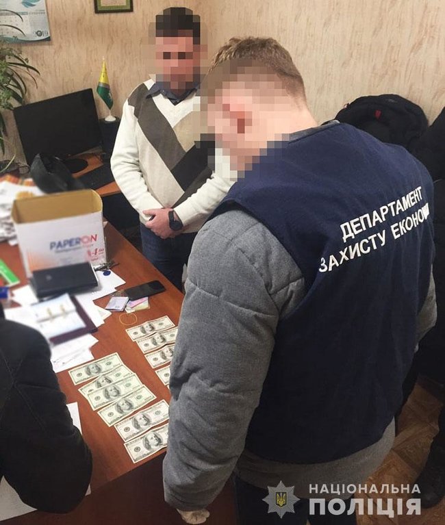 Чиновника міськради затримали під час одержання $ 1200 на Дніпропетровщині, - Нацполіція 02