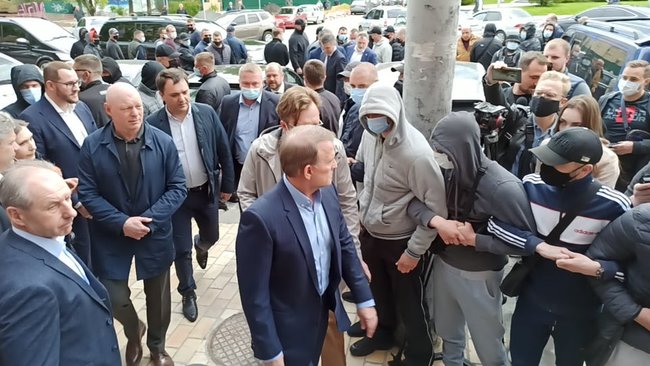 Медведчук прибув до Печерського райсуду Києва на розгляд клопотання про обрання йому запобіжного заходу 07