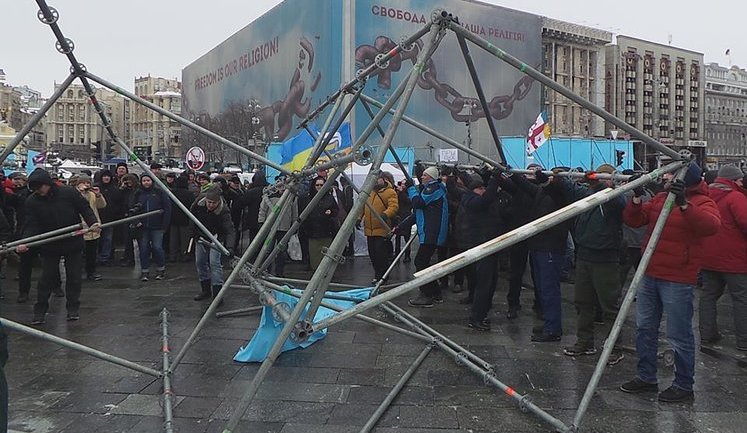 Учасники маршу за відставку Порошенка розібрали металеві конструкції, встановлені напередодні на Майдані Незалежності. ВІДЕО+ФОТОрепортаж