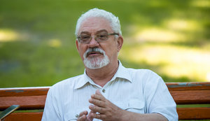 Шишкин о словах Арахамии, назвавшего его и Хмару "дедами мопедами": Он продолжал бы торговать на базаре, если бы мы не боролись за независимость