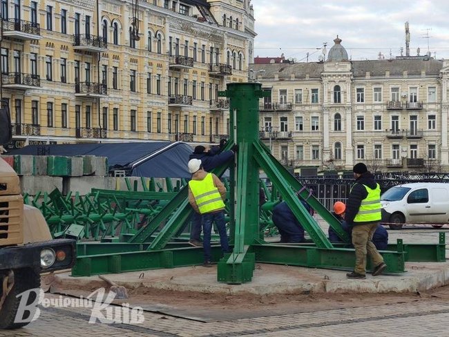 Главную елку страны начали устанавливать в центре Киева 05