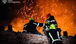 Окупанти вночі атакували Полтавщину дронами: пошкоджено енергооб’єкт, скасовано ряд приміських поїздів (оновлено). ФОТОрепортаж
