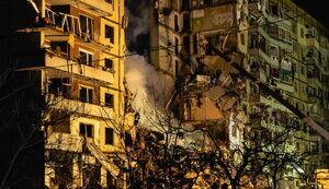 У Дніпрі біля будинку, в який влучила російська ракета, провели панахиду за загиблими. ВIДЕО