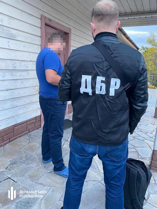 ДБР викрило чиновника Дніпропетровської митниці, який покривав незаконне ввезення імпортних автомобілів 04