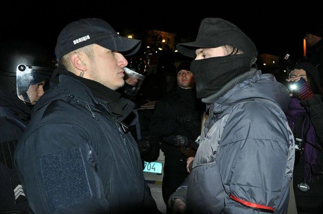 Полиция убрала палатки на Майдане, после того, как активисты попытались зажечь покрышки 07