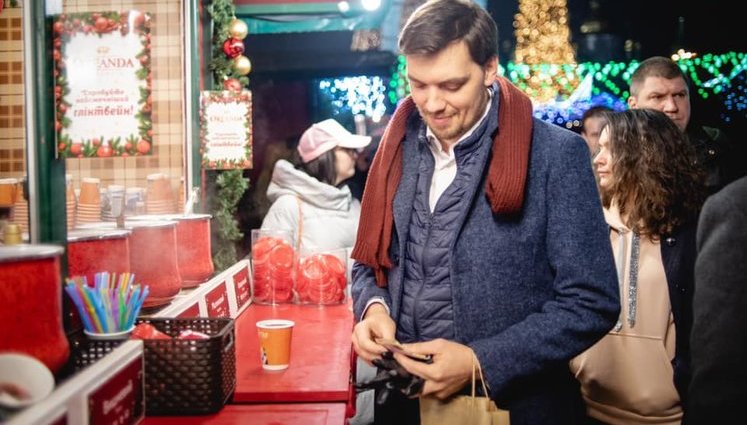 "Прекрасно прогулявся і подарунки купив", - Гончарук побував на різдвяному ярмарку. ФОТО