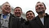 Полевые командиры вернулись на Майдан: Луценко и Ко решили выпить за рядового революции. ФОТОрепортаж.