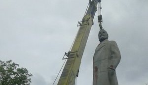 Last remaining monument of Lenin demounted in Odesa. PHOTOS