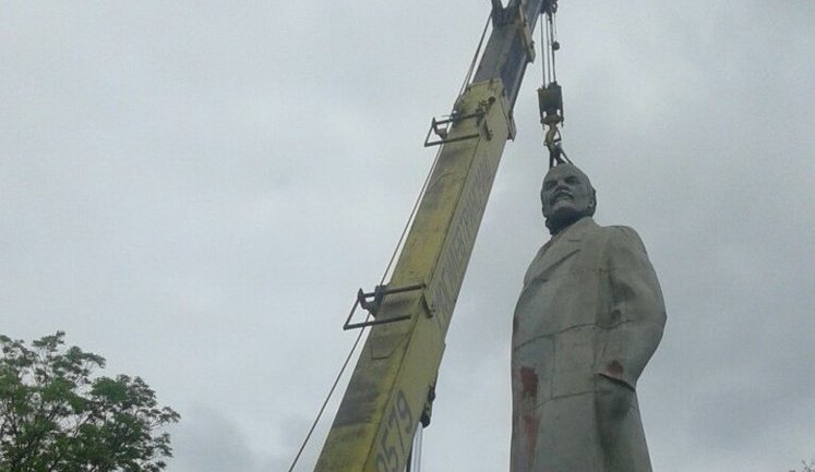 Last remaining monument of Lenin demounted in Odesa. PHOTOS
