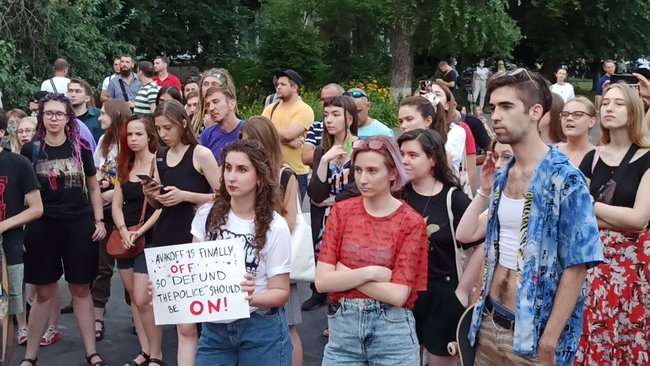 Акция в поддержку отставки Авакова с файерами и салютом прошла возле здания МВД 11