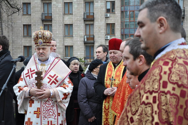 Панахида за Героями Небесної Сотні відбулася в центрі Києва 16