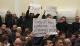 "Банду геть!", - в Мариуполе активисты устроили протест на сессии городского совета из-за подорожания проезда