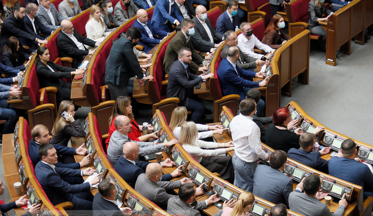 ВР со второй попытки продлила работу до завершения рассмотрения повестки дня. Корниенко сделали замечание за нарушение регламента