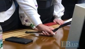 Тимошенко пошкодила мікрофон Разумкова і поранила свій палець до крові. ФОТО