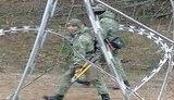 Поляки сфотографировали белорусских пограничников с инструментом для резки заграждений. ФОТО
