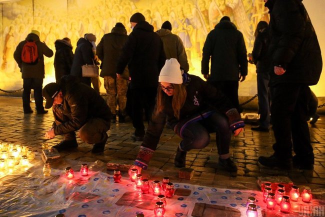 У центрі Києва вшанували память кіборгів, які захищали донецький аеропорт - запалили 244 лампадки 04
