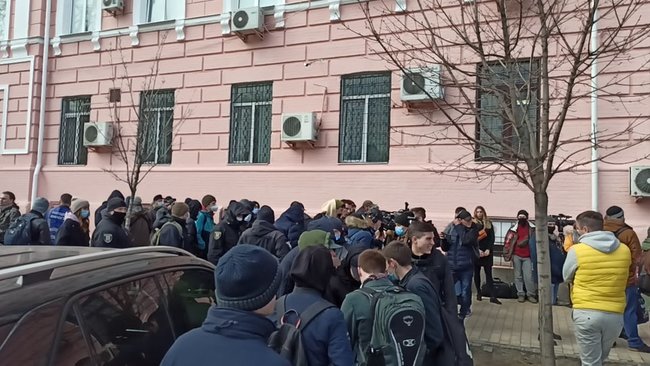 Человек не стекло, его не заменишь: У стен Печерского райсуда проходит акция в поддержу задержанного под ОП Сорда 02 Человек не стекло, его не заменишь: У стен Печерского райсуда проходит акция в поддержу задержанного под ОП Сорда 02
