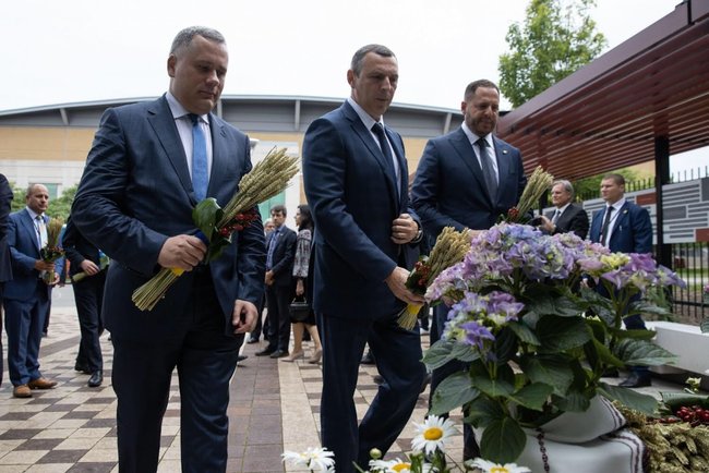 Зеленский в Канаде почтил память жертв Голодомора 1932-33 гг. в Украине 03