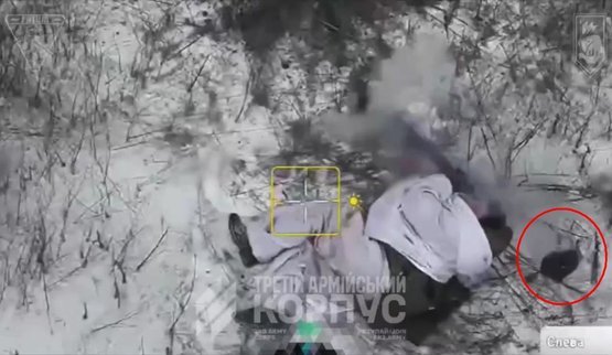 Куля прошиває окупанта-самогубця і збиває із його голови шапку. ВIДЕО