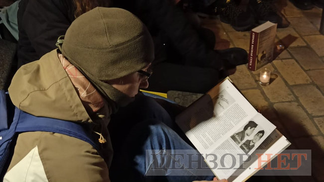 Заборона книги Справа Василя Стуса: кияни організували читання при свічках під Печерським райсудом 05
