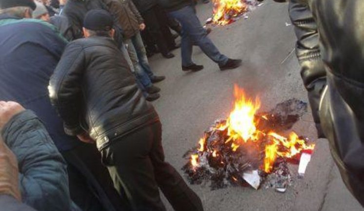 Пророссийские боевики устроили пожар в харьковском офисе "Просвиты". ФОТОрепортаж