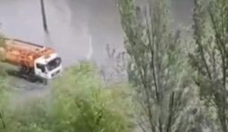 "Weather is rough. Everyone is in water. Feels like I'm swimming," - heavy rains flood Odesa second day in a row. VIDEO