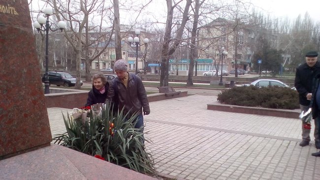 Жителі окупованих Ялти, Керчі та Севастополя поклали квіти до памятників Шевченку 08