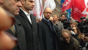 Оппозиционеры прорвались через кордон милиции и металлические щиты, но дверь Киевсовета не поддается. ФОТО