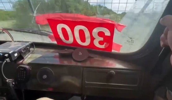 дрон влучає в автомобіль із окупантами