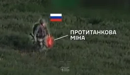 FPV-дрон влучив у міну ТМ-62 в руках окупанта