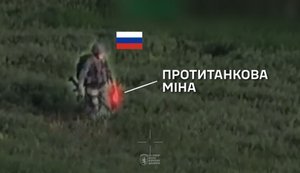 Дронарі 24-ї ОМБр влучили у міну ТМ-62 в руках окупанта: потужний вибух розірвав рашиста поблизу Часового Яру. ВIДЕО