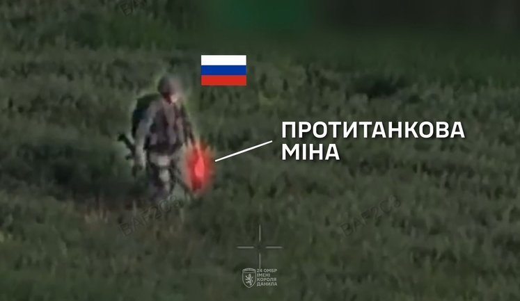 Дронарі 24-ї ОМБр влучили у міну ТМ-62 в руках окупанта: потужний вибух розірвав рашиста поблизу Часового Яру. ВIДЕО