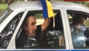 "Стули пельку!", - у Сімферополі окупаційна поліція затримує чоловіка з українським прапором. ВIДЕО