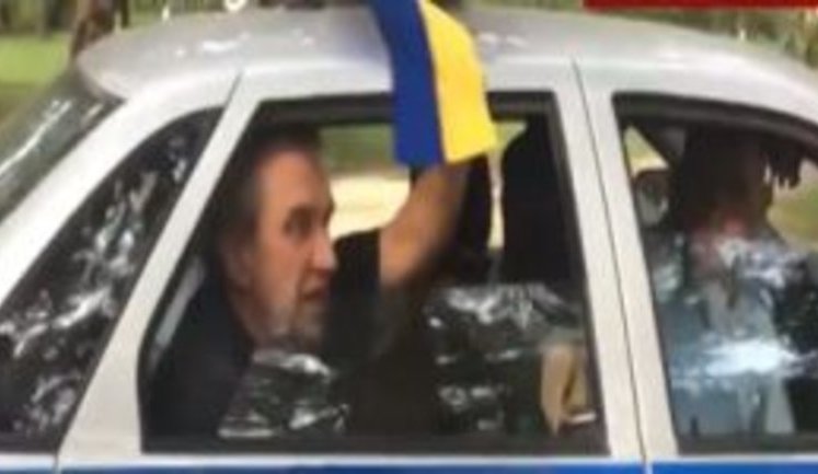 "Стули пельку!", - у Сімферополі окупаційна поліція затримує чоловіка з українським прапором. ВIДЕО