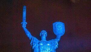 Памятник "Родина-Мать" в Киеве подсветили цветами украинского флага. ФОТО