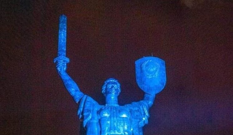 Памятник "Родина-Мать" в Киеве подсветили цветами украинского флага. ФОТО