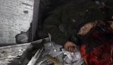 тіло окупанта лежить на руїнах