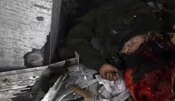 тіло окупанта лежить на руїнах