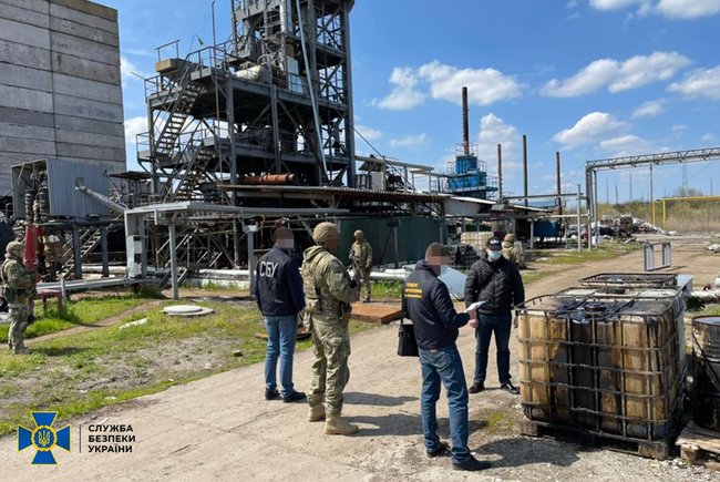 Работу нелегального нефтезавода блокировали на Днепропетровщине: Ежедневно производилось несколько десятков тонн топлива 08