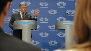 Порошенко кличе Зеленського на дебати на НСК "Олімпійський" з 16 до 18 години 19 квітня, - Медведєв