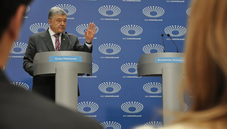 Порошенко кличе Зеленського на дебати на НСК "Олімпійський" з 16 до 18 години 19 квітня, - Медведєв