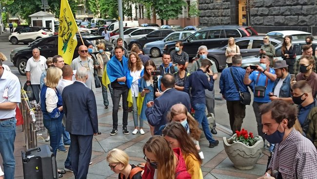 Як же за#бали: активисты протестовали под Радой против внесения поправок в закон о языке 11