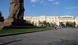 "Пятеро уже принесли холодильник": памятник революционерам в Харькове демонтировали. ФОТОрепортаж