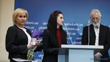 Жене и дочке Сущенко вручили присвоенный украинскому журналисту орден "За мужество" имени Сахарова. ФОТО