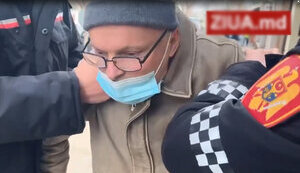"Я зневажаю щурячого виродка": У Кишиневі чоловік жбурнув "коктейлі Молотова" у двір посольства РФ під час "виборів". ВІДЕО+ФОТО