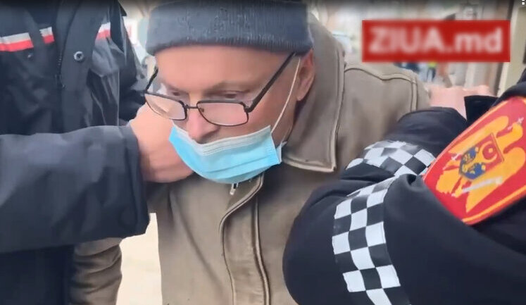 "Я зневажаю щурячого виродка": У Кишиневі чоловік жбурнув "коктейлі Молотова" у двір посольства РФ під час "виборів". ВІДЕО+ФОТО
