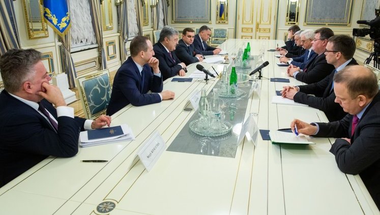 Порошенко на зустрічі з главами МЗС Естонії, Литви і Польщі обговорив ситуацію в Азовському й Чорному морі та наявні загрози з боку РФ
