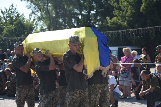 Із загиблим на Донбасі воїном 57-ї ОМПБр Андрієм Бєляєвим попрощалися в Нікополі 02 Із загиблим на Донбасі воїном 57-ї ОМПБр Андрієм Бєляєвим попрощалися в Нікополі 02